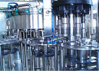آلة تعبئة الصودا عالية الدقة مع غطاء بلاستيكي في مصنع تعبئة الكولا
